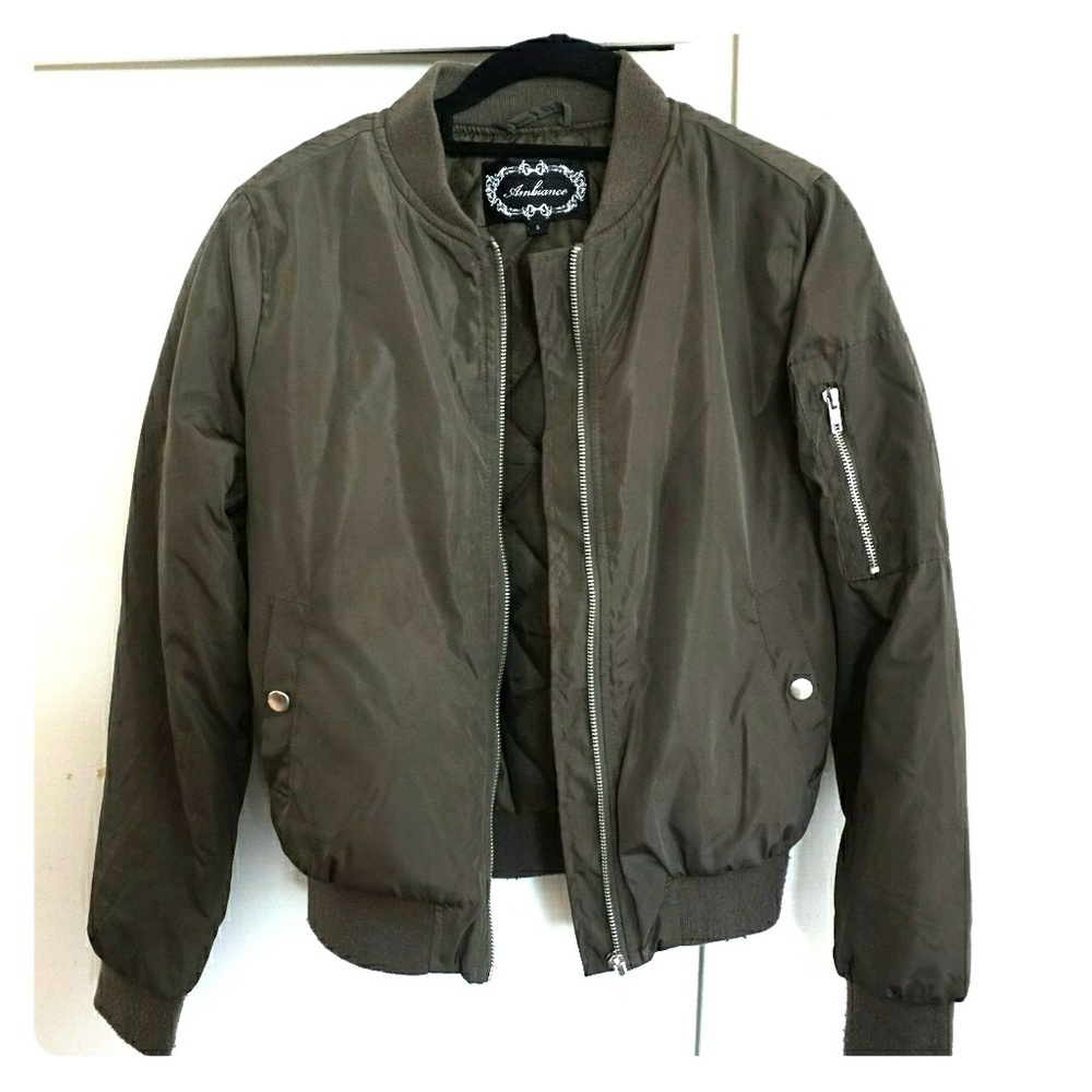 ❣SOLD❣Green Bomber Jacket